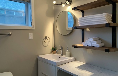 South Central Bed & Breakfast | Close to downtown/A yard where Deer roam/Pet-Friendly