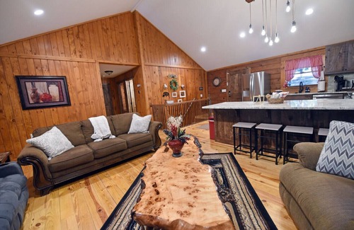 Morganton Cabin | Close to Downtown BR 🍔 Train 🚂Orchards 🍎 Easy Access 🏎️ Fast WiFi 💻 Privacy 🏖️