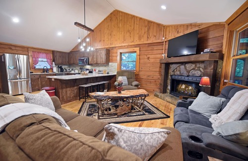 Morganton Cabin | Close to Downtown BR 🍔 Train 🚂Orchards 🍎 Easy Access 🏎️ Fast WiFi 💻 Privacy 🏖️