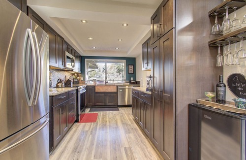 Northwest Vancouver House | Close to Downtown*Luxe-Beautiful Shower-Pets!