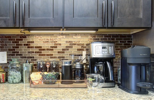 Northwest Vancouver House | Close to Downtown*Luxe-Beautiful Shower-Pets!