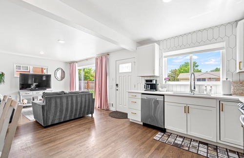 Northglenn House | Close to DTC & Mtns/Historic Updated/WiFi/AC/Pet Friendly/Family Friendly