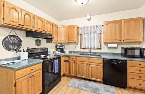 Superior House | ⚓️Close to Duluth! Close to Lake Superior! Whole house! Centrally located! ⚓️