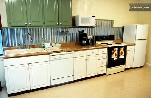Manchaca Cottage | Close to F1, Austin360 Amphitheater, ACL, SXSW - pet friendly retreat