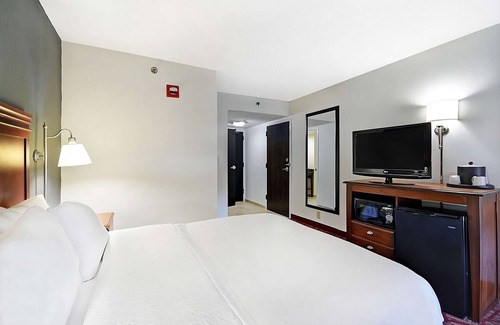 Athens Hotel | Close to Georgia Museum of Art! Free Breakfast and Parking, Pool, Pet-friendly!