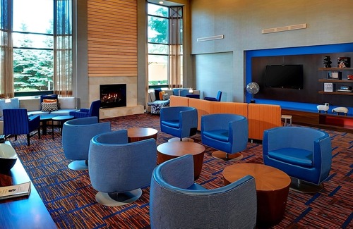 West Dundee Resort | Close to Grand Victoria Casino! FREE Parking, Pool, Pet-Friendly Property!