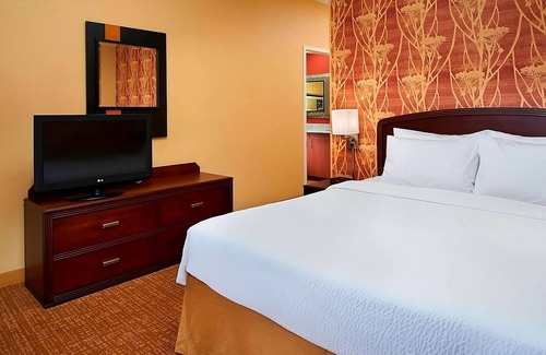 West Dundee Resort | Close to Grand Victoria Casino! FREE Parking, Pool, Pet-Friendly Property!