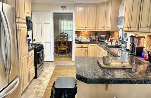 Springlake House | CLOSE TO HOSPITALS & NORTON ART GALLERY-LUXURY 3 BEDROOM/2 BATH HOME W/BIG YARD