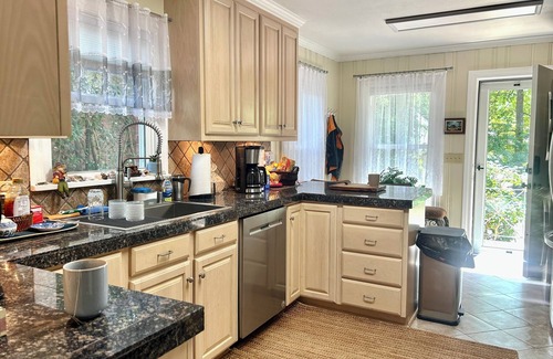 Springlake House | CLOSE TO HOSPITALS & NORTON ART GALLERY-LUXURY 3 BEDROOM/2 BATH HOME W/BIG YARD