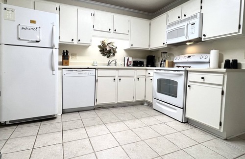 Auburn Condo | Close to it all. 1.5 blocks to Stadium! 2BR/2BA + RESERVED PARKING