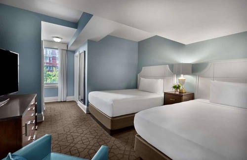 Central West End Hotel | Close to Laumeier Sculpture Park! Pets Are Allowed! With Parking, Pool & Cinema!