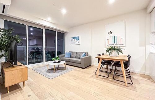 North Melbourne Apartment | Close To Mel Uni 2br2ba Parking Balconywifigym