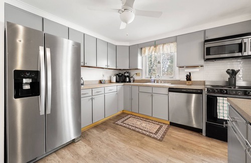 New London House | Close to Mystic, Stonington, Westerly. Room for everyone. 3 mins to Ocean Beach.