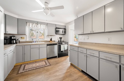 New London House | Close to Mystic, Stonington, Westerly. Room for everyone. 3 mins to Ocean Beach.