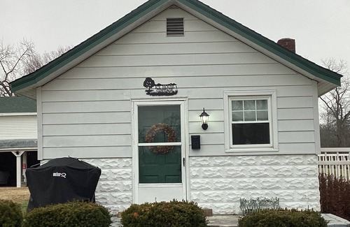 Oxford Cottage | Close to Oxford and Miami U. Pet friendly. Country setting.