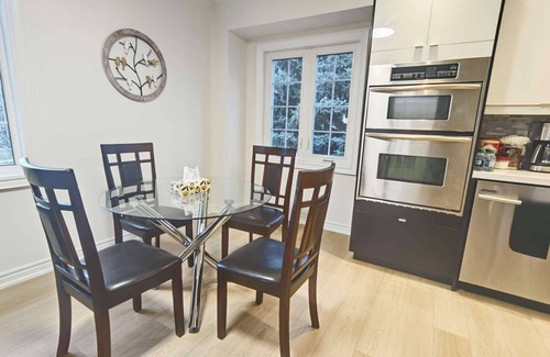 Richmond Hill House | close to park lake, convenient to restaurant, coffee shops, banks, superstore.