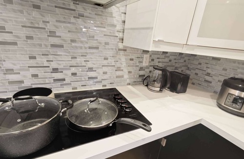 Richmond Hill House | close to park lake, convenient to restaurant, coffee shops, banks, superstore.