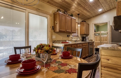 Sevierville Ski Chalet | Close to Pigeon Forge-Putt Putt Coarse-Outdoor tv-Secluded-Hot tub-outdoor fire pit and More