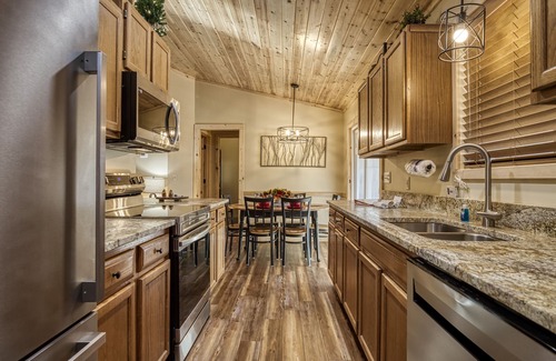 Sevierville Ski Chalet | Close to Pigeon Forge-Putt Putt Coarse-Outdoor tv-Secluded-Hot tub-outdoor fire pit and More