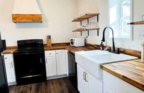 Pacific House | Close to Purina - Fully Fenced - No Cleaning Fee