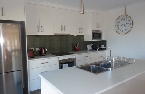 Bridport Villa | Close to shops, beaches, Bridport Distilling Co and eateries