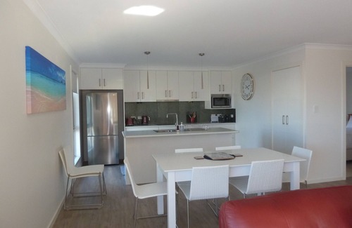 Bridport Villa | Close to shops, beaches, Bridport Distilling Co and eateries
