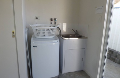 Bridport Villa | Close to shops, beaches, Bridport Distilling Co and eateries