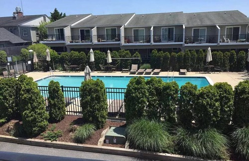 Country Club Estates House | Close to the beach and steps away from restaurants and shops