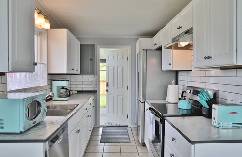 Clinton Cottage | Close to the beach and shops; fast wifi - as about flexible check in and outs!