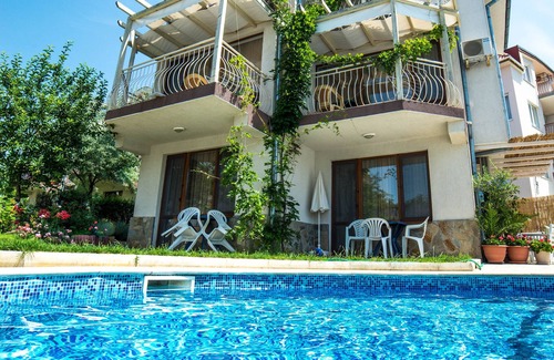 Sunny Beach Apartment | Close To The Beach - Perfect For Couples & Families