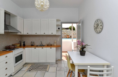 Parikia Apartment | Close to the beach, quiet posιtion, common pool, family, friendly, brand new