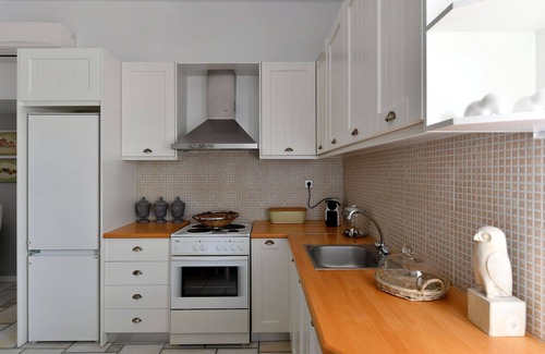 Parikia Apartment | Close to the beach, quiet posιtion, common pool, family, friendly, brand new