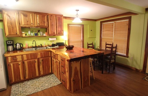 Broaddus House | Close to the Lake and Boat Launches. Pet-Friendly and Family-Friendly. Fish/Hunt