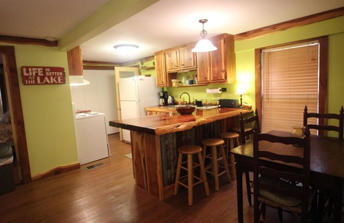 Broaddus House | Close to the Lake and Boat Launches. Pet-Friendly and Family-Friendly. Fish/Hunt