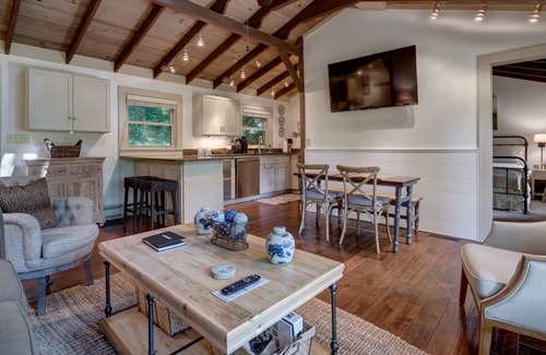 Mirror Lake House | Close to town,Covered deck, Two king masters, Great firepit, Modern & Clean