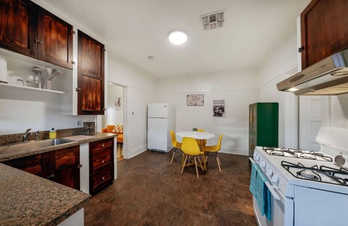 Feldman's House | Close to UofA/Stylish & Cozy/1 BR 1 BA/Porch