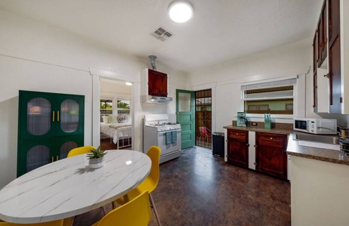 Feldman's House | Close to UofA/Stylish & Cozy/1 BR 1 BA/Porch