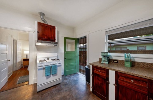 Feldman's House | Close to UofA/Stylish & Cozy/1 BR 1 BA/Porch