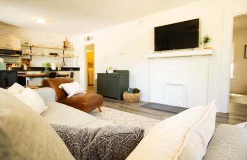 Knoxville House | Close to UT and downtown Knox! Comfy SoKno bungalow