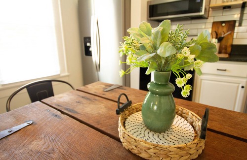 Knoxville House | Close to UT and downtown Knox! Comfy SoKno bungalow