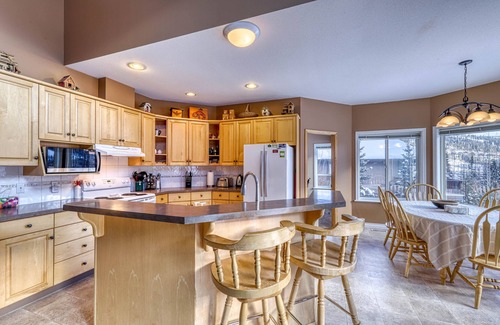 Sunburst Estates Ski Chalet | Closest Ski In/Ski Out Chalet to the Village, Golf, Biking, Hiking, Ski Lifts.