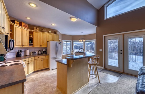 Sunburst Estates Ski Chalet | Closest Ski In/Ski Out Chalet to the Village, Golf, Biking, Hiking, Ski Lifts.