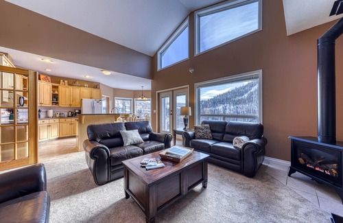 Sunburst Estates Ski Chalet | Closest Ski In/Ski Out Chalet to the Village, Golf, Biking, Hiking, Ski Lifts.
