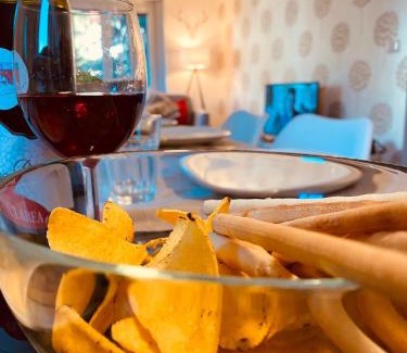 Sauze d'Oulx Apartment | Clotes modern apartment, 50m from slopes - sleeps 6-8, 2 bath - SauzeHoliday
