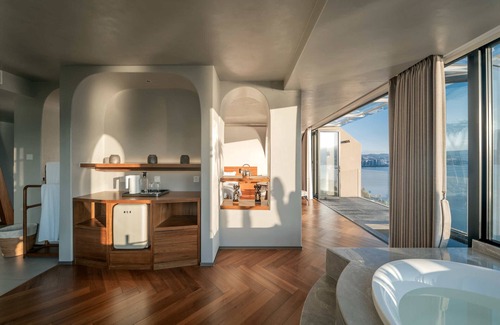 Dali Hotel | Clouds on the Horizon