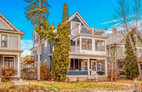 Powderhorn Apartment | Clover Apartment in Blue House on the Park