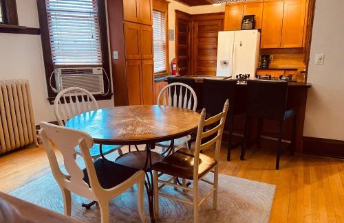 Powderhorn Apartment | Clover Apartment in Blue House on the Park