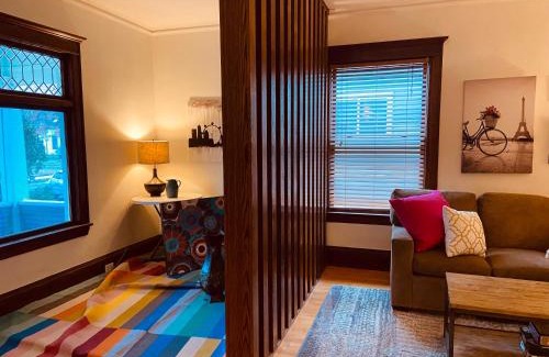 Powderhorn Apartment | Clover Apartment in Blue House on the Park