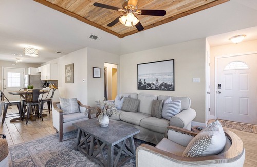 Euless House | Clover Cottage- Charming Mediterranean Cottage in the heart of DFW