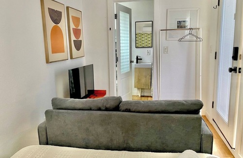 Montopolis House | Club Casita . Unique Stay . Easy to Airport